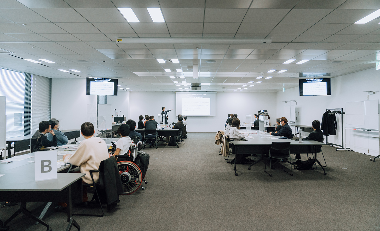 Os funcionários estão a trabalhar num workshop numa sala de conferências