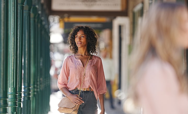 Fotografia de uma mulher a caminhar na rua