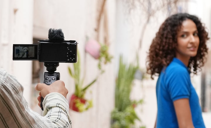 Imagem de utilização de um homem a segurar uma câmara para captar uma modelo