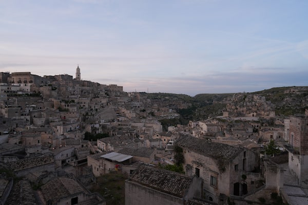 Example image showing a city landscape in the early morning