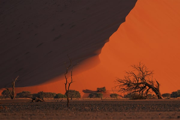 Exemplo de uma fotografia de uma paisagem do pico de uma colina no deserto vermelho