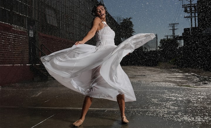 Exemplo de imagem de uma mulher a dançar à chuva