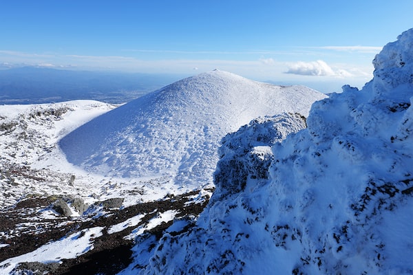 Exemplos de fotografia de montanhas com neve e céu azul