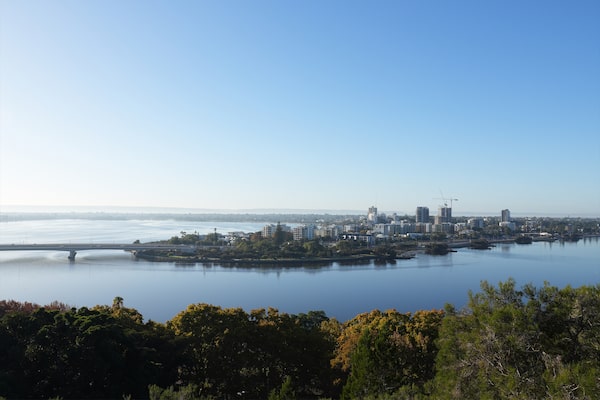 Fotografia de paisagem de uma cidade e um lago