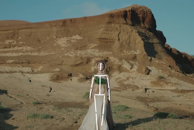 Exemplo de imagem que mostra uma mulher a caminhar na areia, com a estimativa da pose humana a reconhecer a cabeça e o corpo